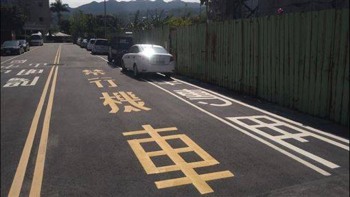 台灣的機車專用道時常被路邊違停的車輛佔用，而內側車道也常常有禁行機車，導致機車族行車困難