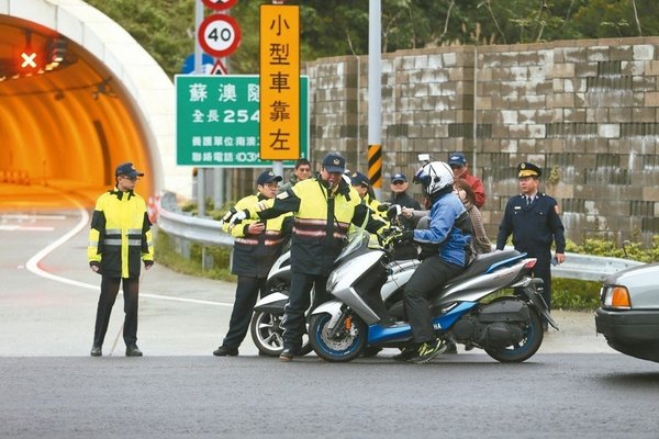 大貨車都可以走蘇花改了,而機車通行的日子依舊遙遙無期,真的讓人感到相當諷刺