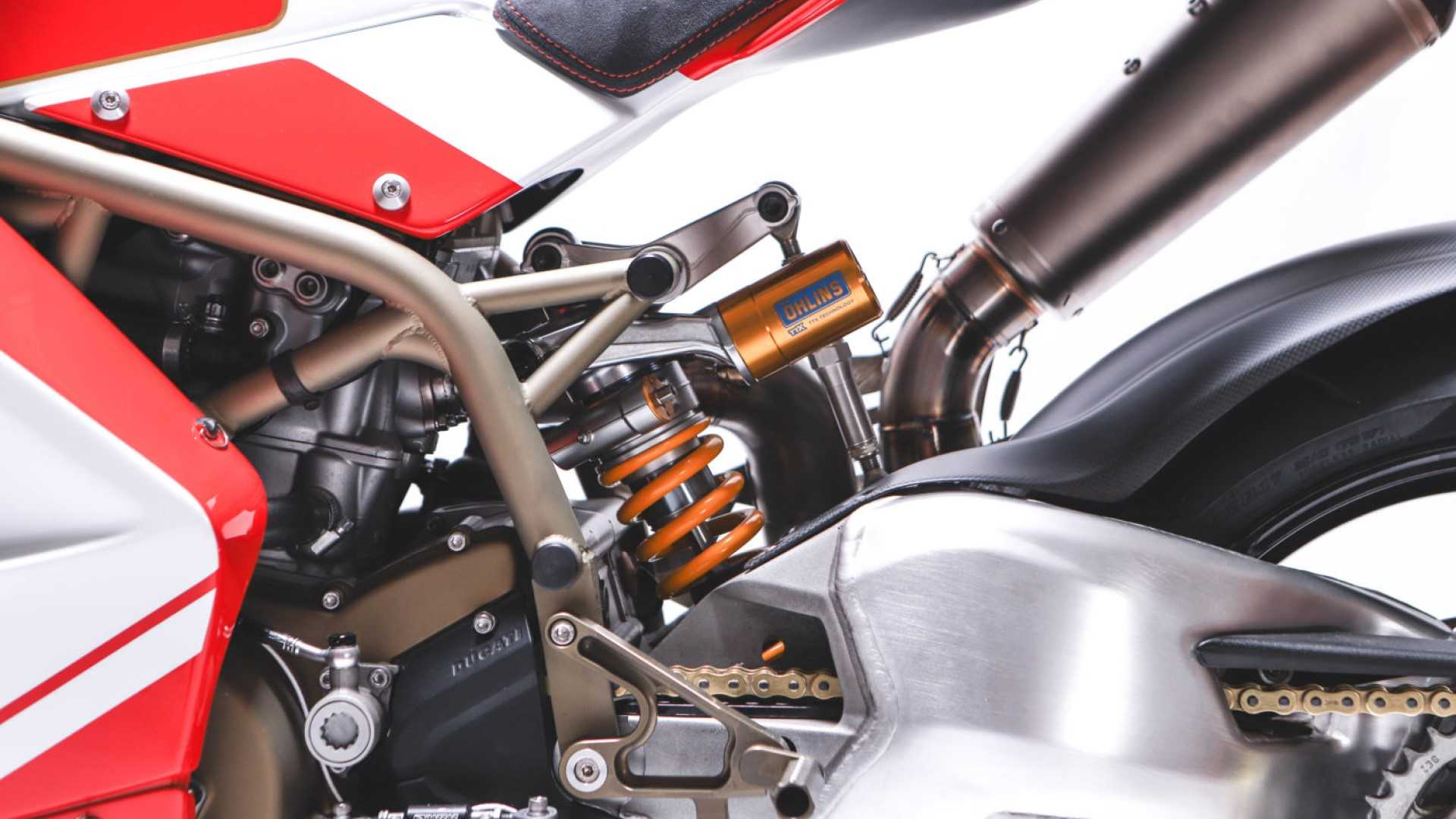 WSBK等級的車架配上Ohlins TTX後懸吊系統，這樣的組合保證SBK能有市售等級最強悍的身手