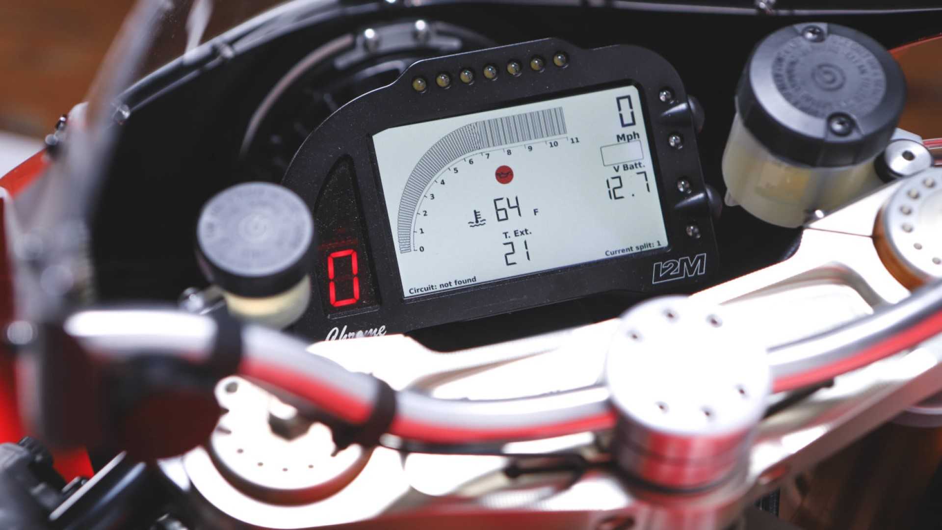 SBK採用了自家WSM設計的電控系統，並且能在儀表上顯示出賽道的騎乘資訊和資料記錄