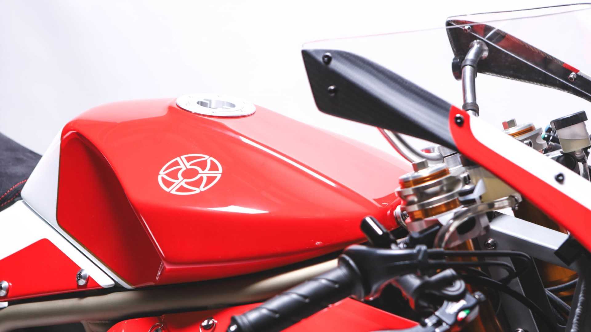 全車大量碳纖維的使用，讓SBK有著非常輕盈的身軀