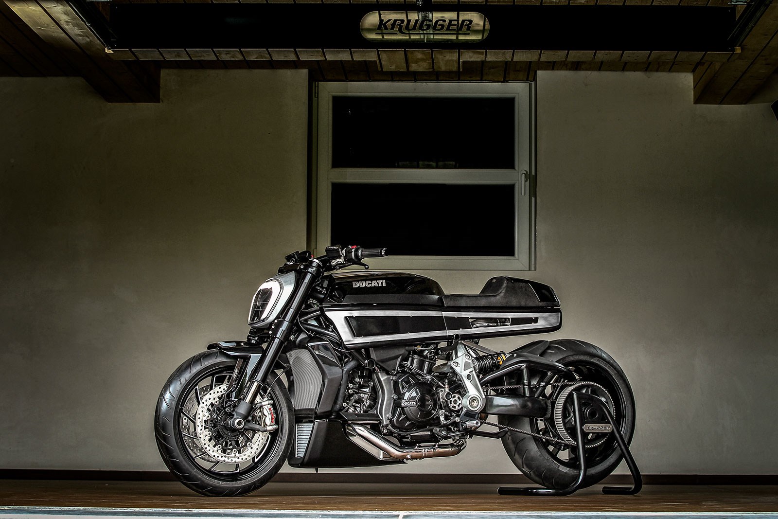 Thiverval 上也可以看到Krugger 過去的一些設計元素,例如貫穿整台車的鋁合金髮絲紋側蓋,塑造一氣呵成的直線