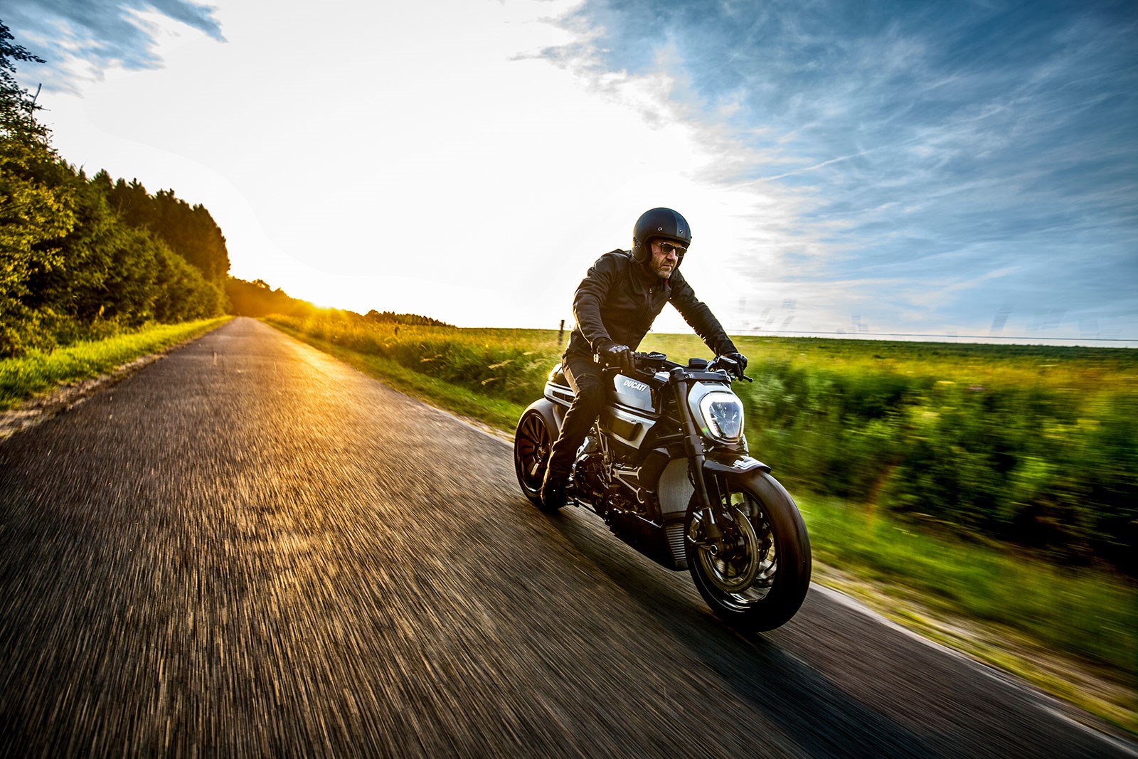 Krugger 用黑色烤漆來隱藏住那些複雜細節,如此才能彰顯最主要的車身線條,至此全車也準備完成-流有義大利血統的Power Cruiser,強壯卻不乖張,簡潔而不單調