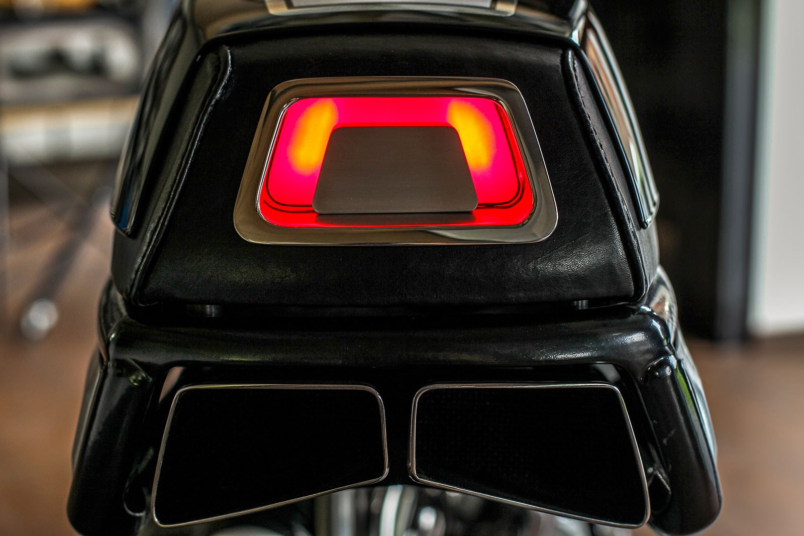 看似簡潔的外型中仍然展現出Krugger 的細節巧思,他將排氣管重新布局,巧妙地放在尾燈下方,類似現今汽車排氣管與保險桿整合的概念,尾燈也是重新製作而非使用現成套件