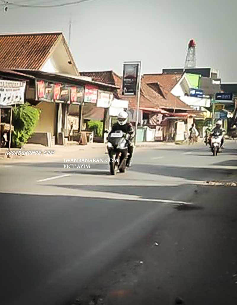 雖然照片的解析度相當差，但是依稀可以看出車頭中央有進氣孔造型以及金色倒叉