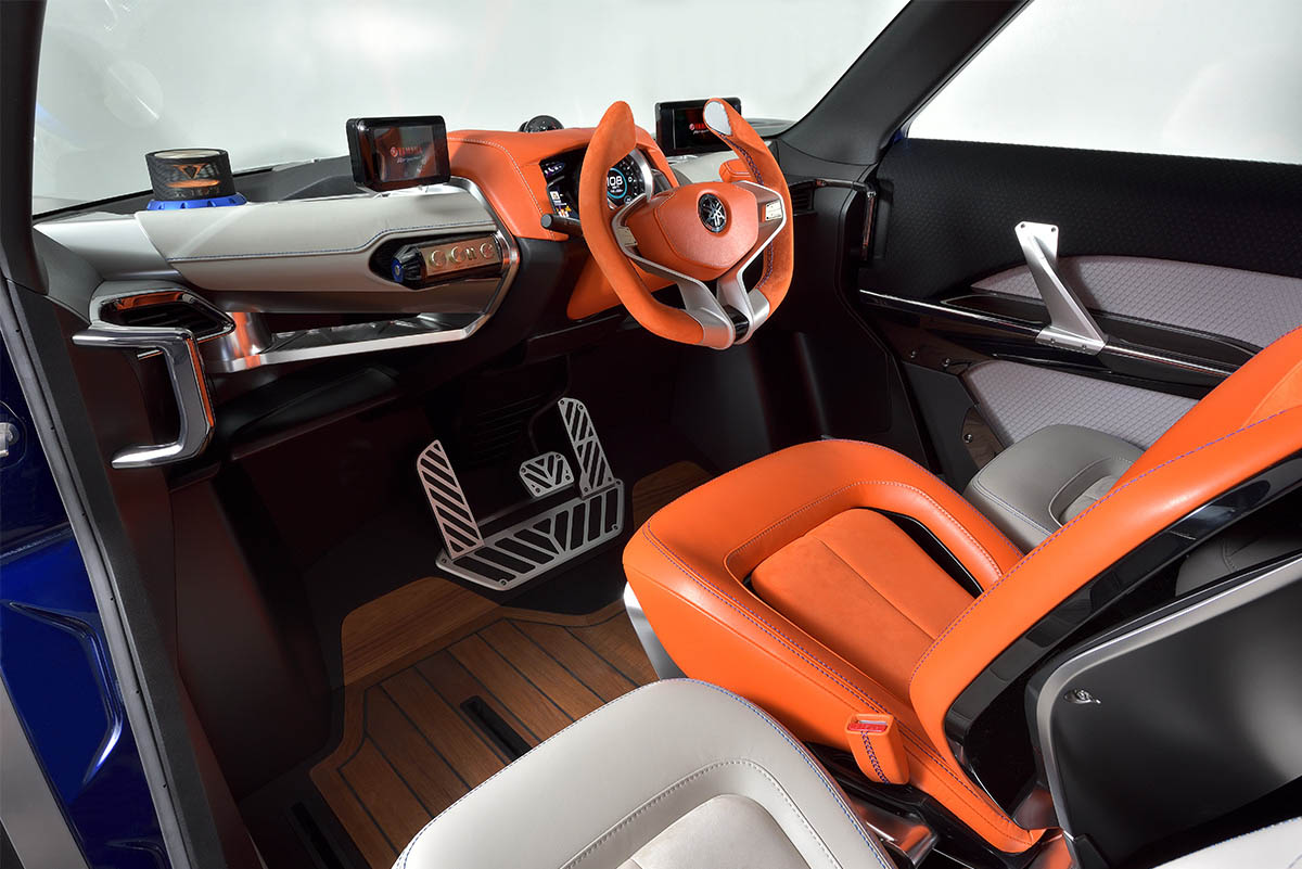 內裝採用鮮豔的橘色及米色皮革，儀錶板為全數位顯示