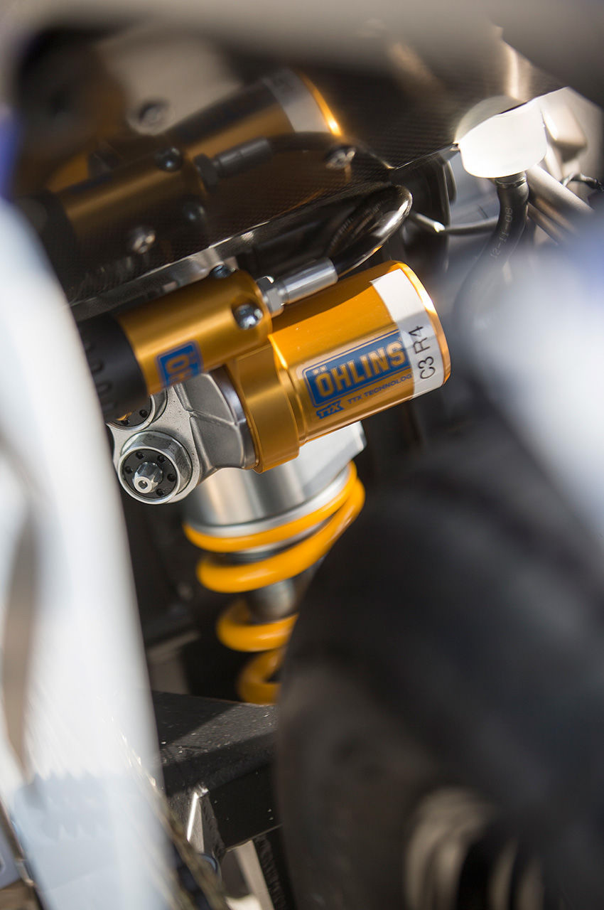 源自於同門跑車R6的倒立式前叉與Öhlins TTX 36後避震，DT-07 Street Tracker提供了絕佳的懸吊基礎