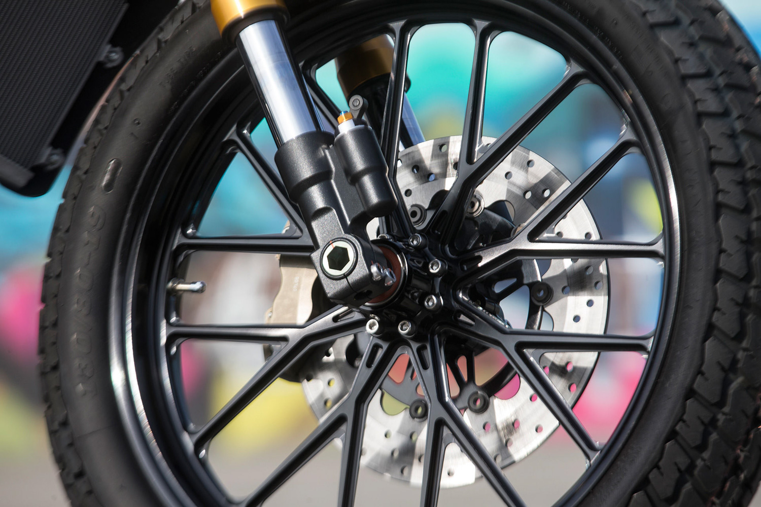 Propulsion Lab的19吋大腳，展現出純粹的泥地本色