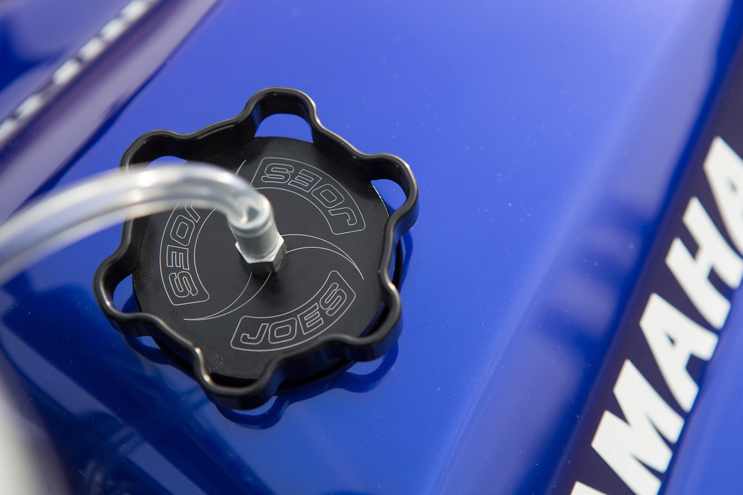 油箱蓋上多加了一條呼吸管，畫龍點睛地描繪出DT-07 Street Tracker泥地賽車的硬派精神