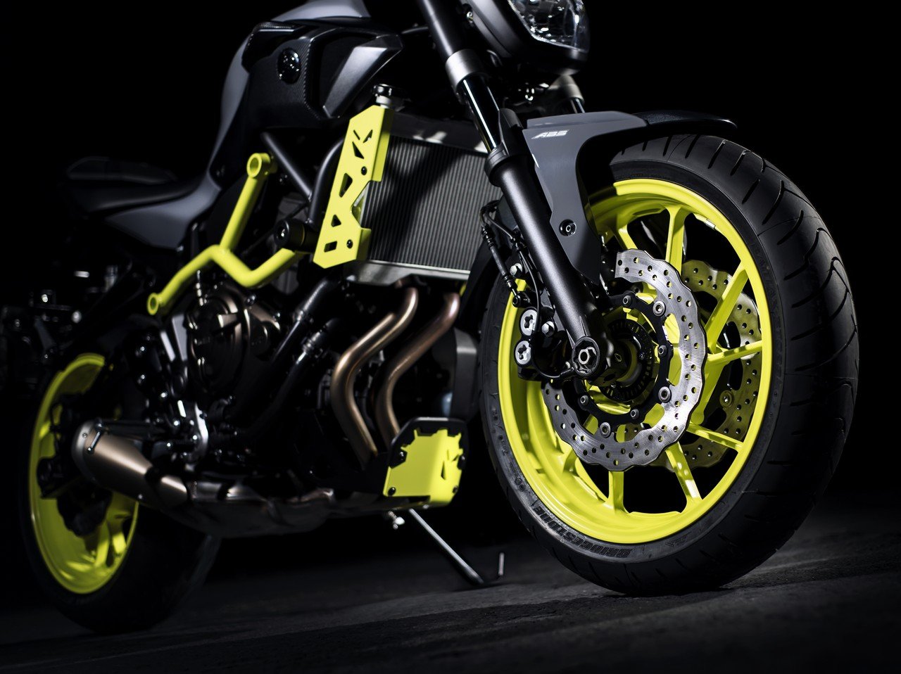 2015年底發佈的YAMAHA MT-10，大膽的水泥灰搭配螢光配色登場，潮味十足。而這風潮向下延伸至MT-07,視覺感受依然強烈。