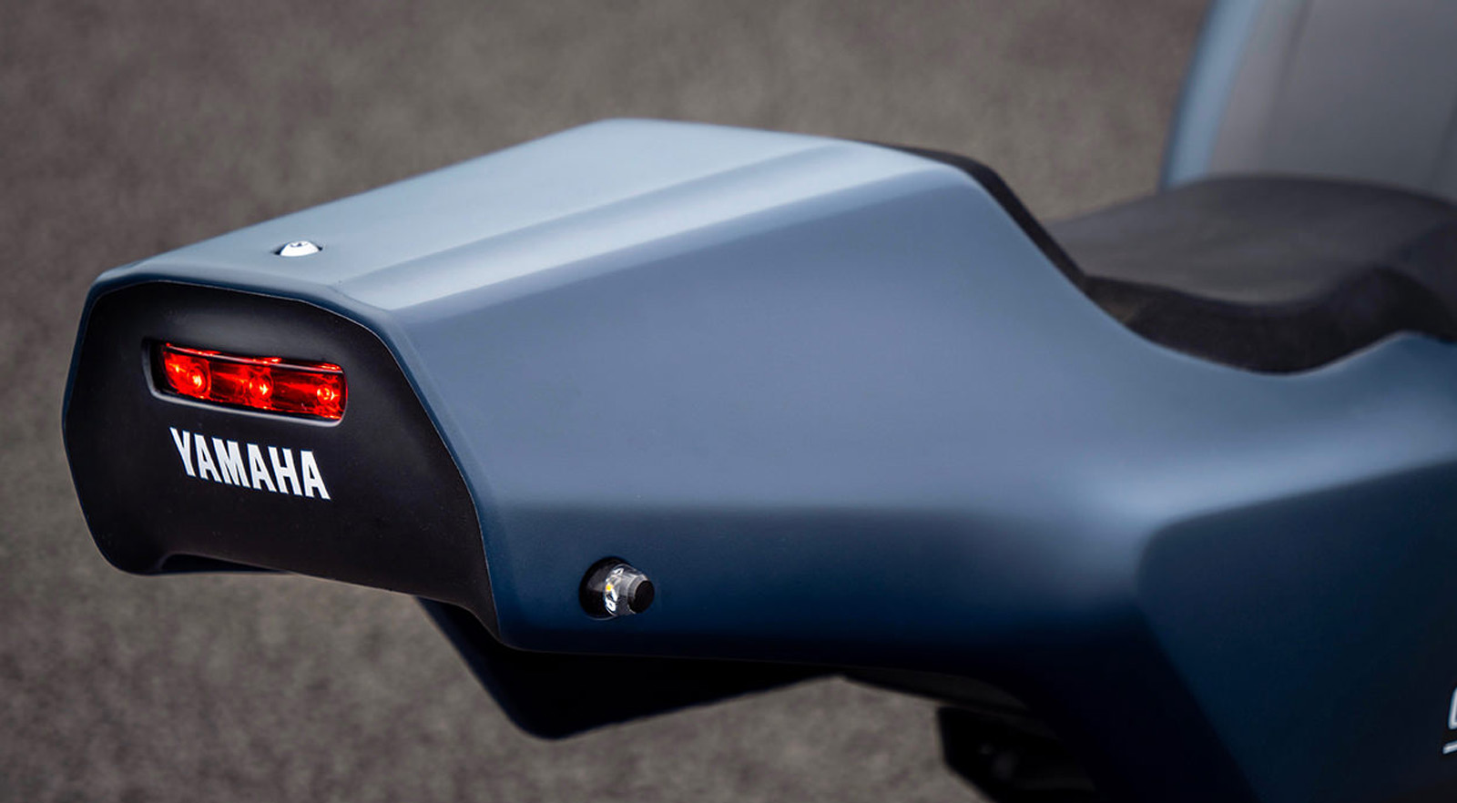 新的大燈燈殼以及尾殼的車身部件除了統一將電系更換為LED外,在視覺上也更為乾淨俐落