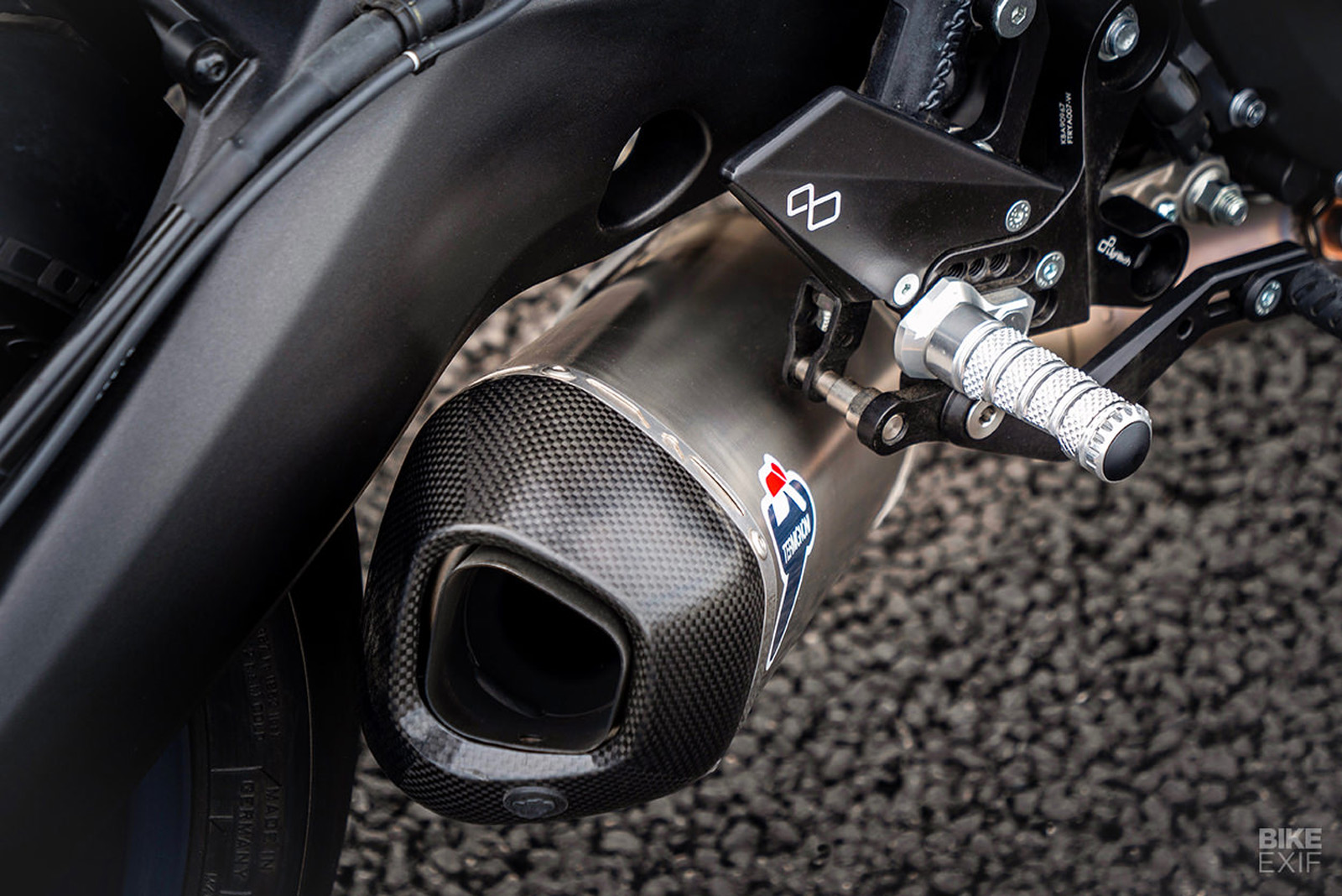 腳踏採用義大利精品Lightech,排氣系統則是採用Termignoni排氣管