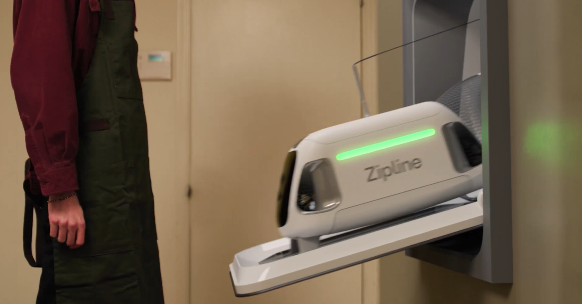 先把貨物裝到小台的空投用無人機,再交由大台的eVTOL電動飛機進行運送