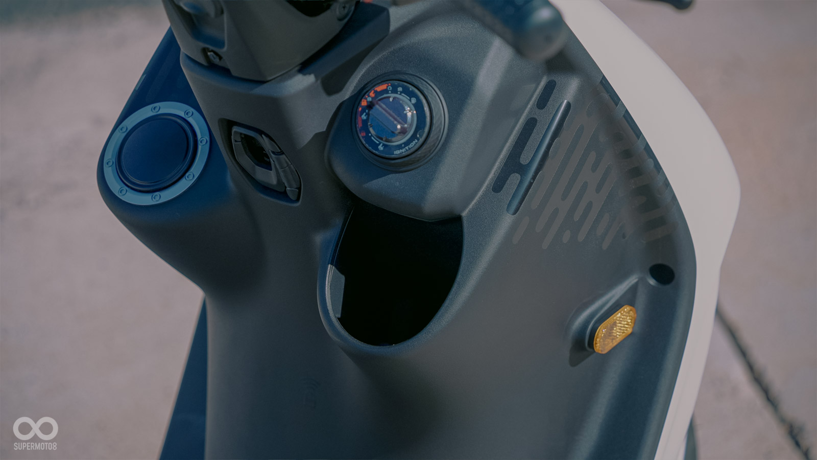 前手套箱可放入700 c.c.水瓶