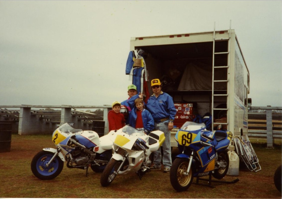 Nicky (左紅衣) 很早就展現出他在賽車上的天分,甚至與哥哥(右紅衣) 兩人越級參加高等賽事    Photo:nickyhayden.com