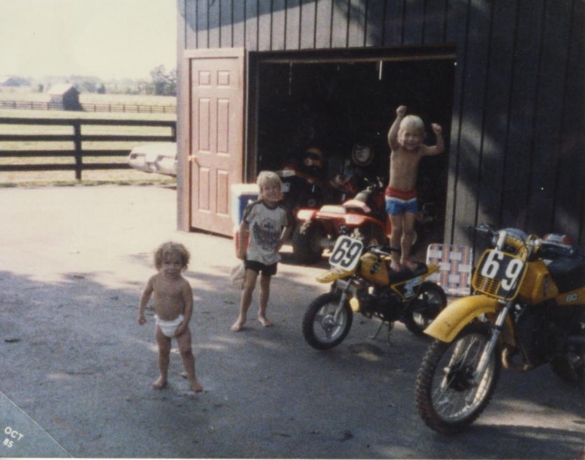 受父母影響(母親據說也騎車),五名子女從小就和摩托車為伍,站在車上者為Nicky Hayden    Photo:nickyhayden.com