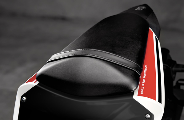 處處可見YAMAHA WGP 60週年紀念徽飾與字樣