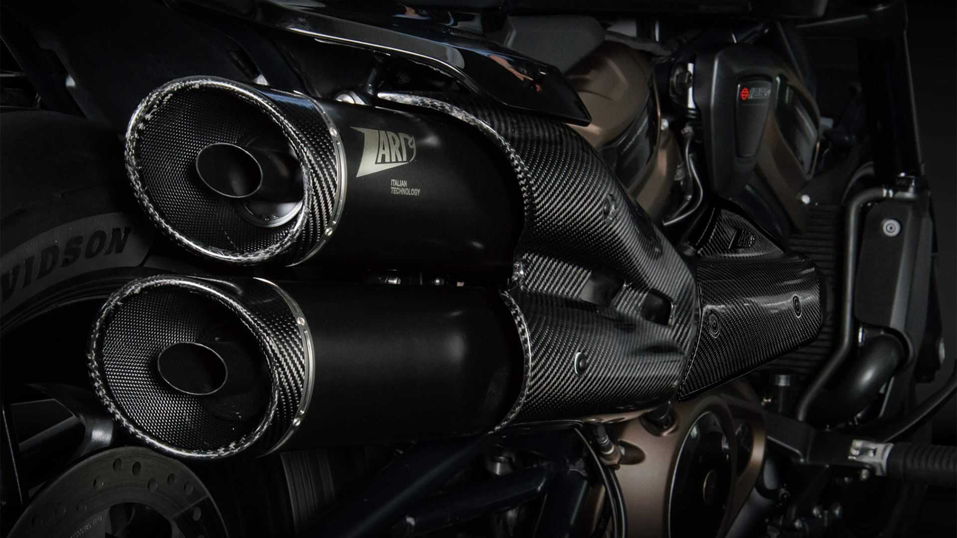 GT採用斜口碳纖維配置，相較於TOP GUN來說視覺上較為溫和，適合喜愛細節質感的車主