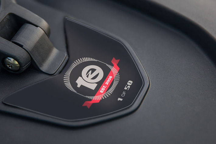 車身上有50周年紀念字樣以及車輛的出廠編號