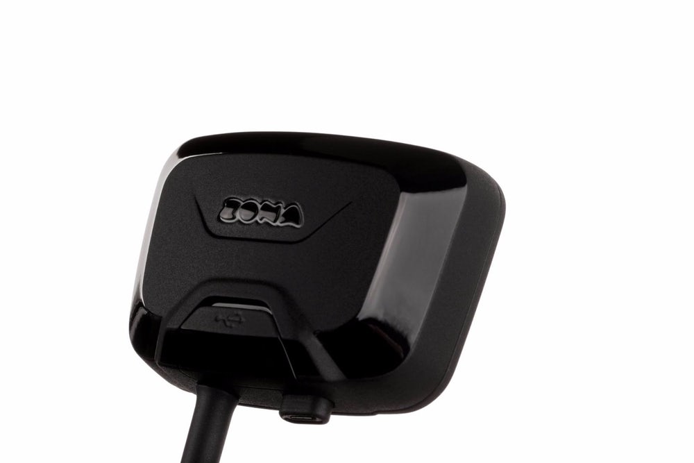 接收器內有一顆充電電池,電池續航力為8-10小時,或者也可再外接一個主電源,達到隨充隨用。接收器本身重量只有71克,所以裝在帽子上不會有太大感覺