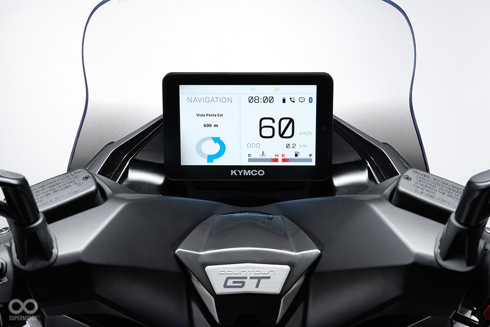 6吋TFT儀錶看起來相當霸氣,具備手機連線功能