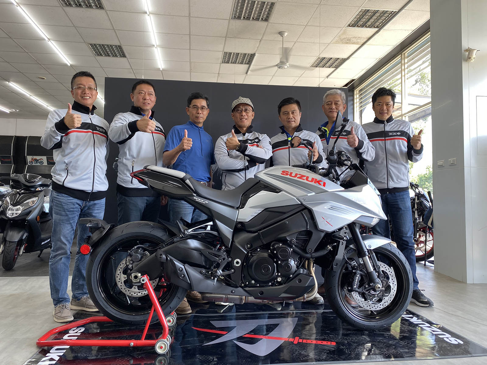 全台首把刀主交車 台鈴長官喜迎車主