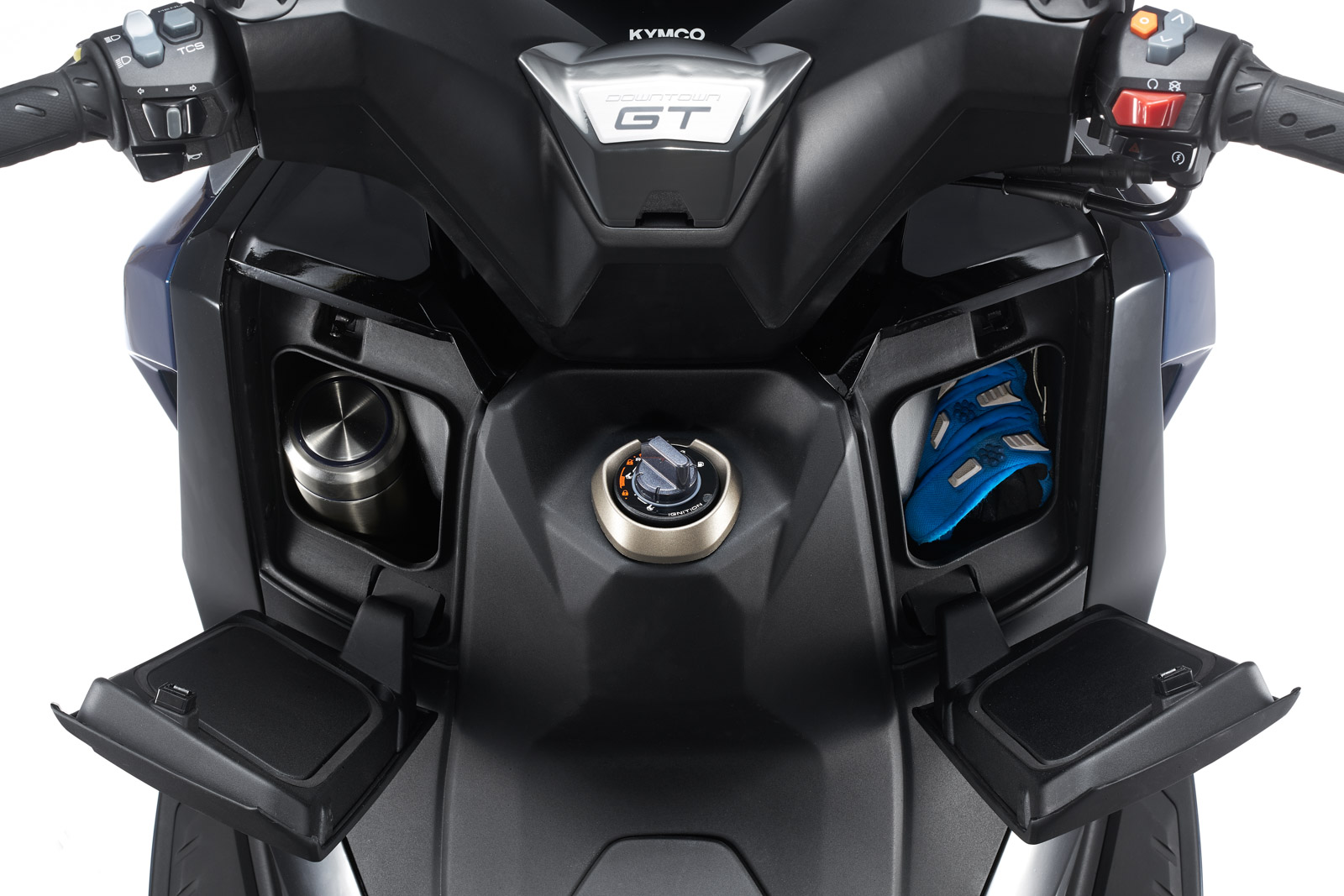 左右置物空間加大,左側可放入水瓶,也具有USB充電孔