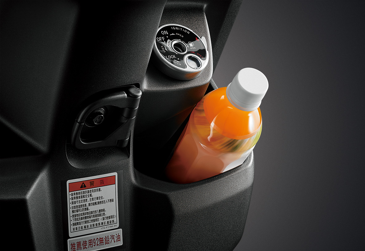 非常實用的防跳脫掛勾，足夠的前置物空間，以及方便的彈開式加油孔