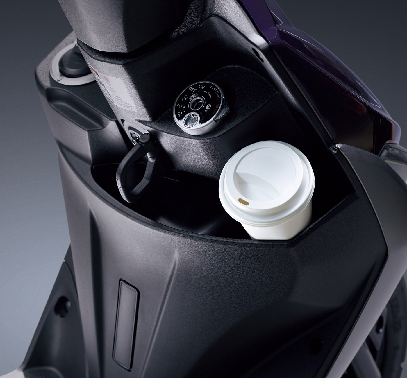 前置物空間及防跳脫前勾掛,600cc飲料輕鬆放、可折疊掛勾、便利收納、物品不掉落