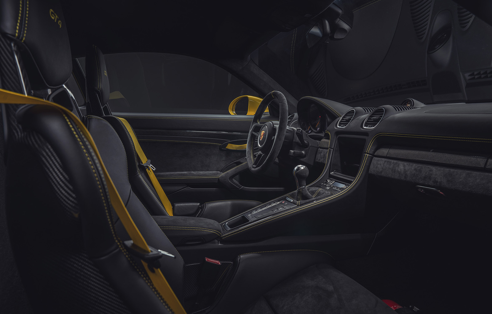 718 Cayman GT4 另可選配 Clubsport 套件，內含鋼製後防滾架、手持滅火器與駕駛座六點式安全帶