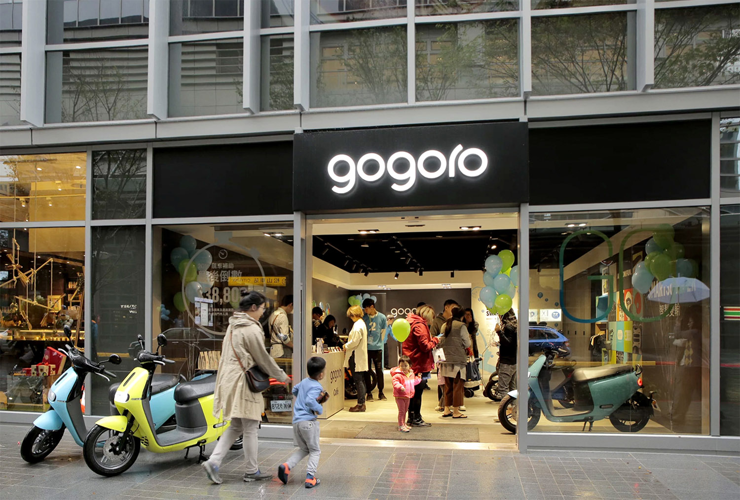 Gogoro 不斷嘗試延伸更多市場觸角,日前於南港 Citylink 開設新門市即吸引不少賞車人潮,成功走進不同消費族群生活圈。