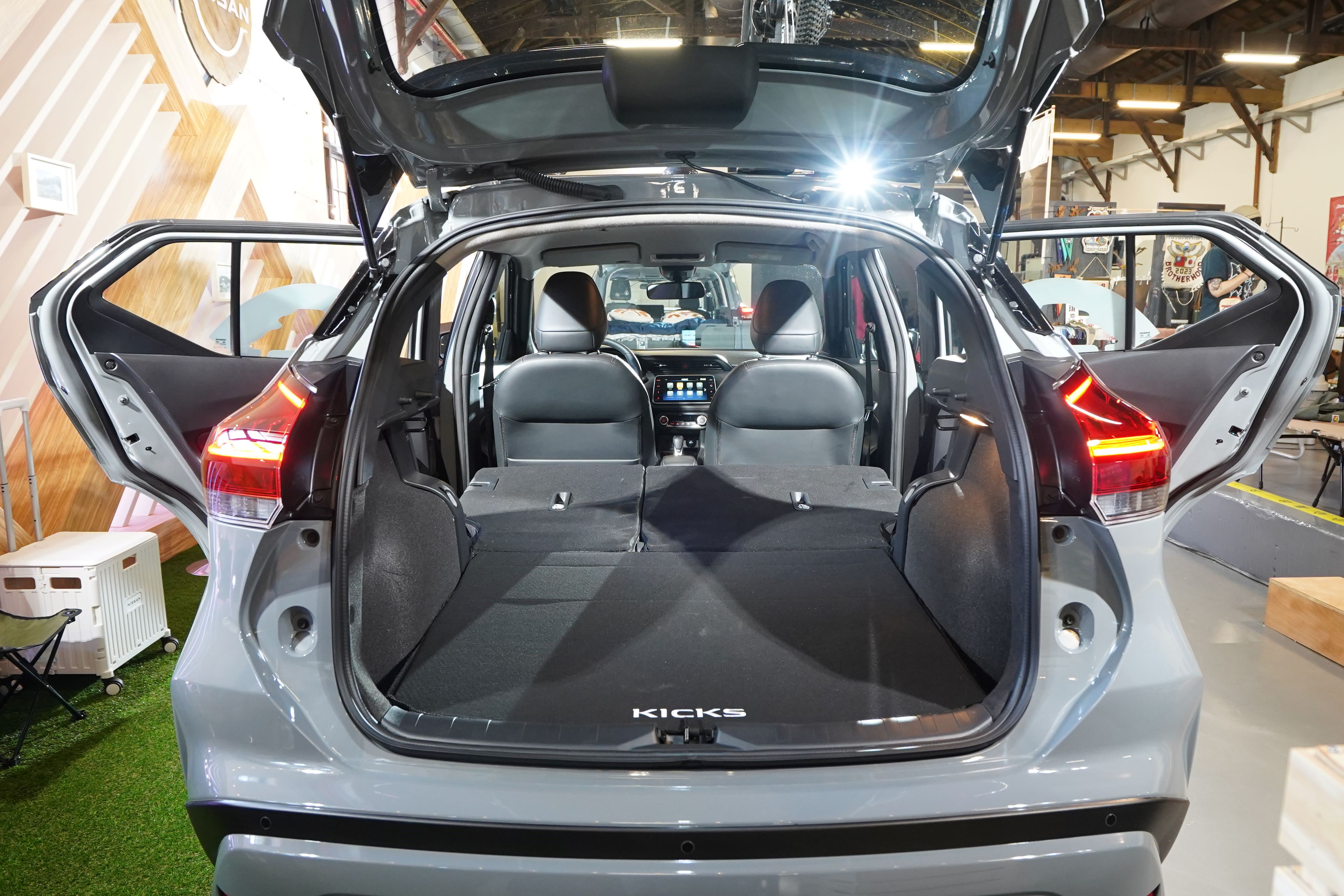 桃園市長 鄭文燦、gogoro執行長 陸學森,進行交車儀式給桃園的首批市民