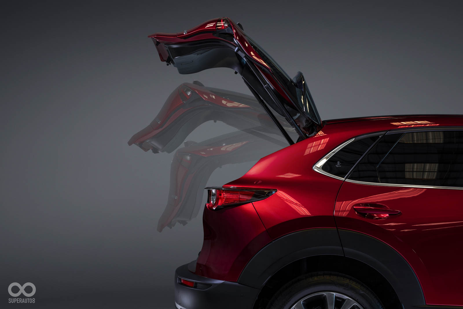 電動尾門讓乘員可以輕鬆放入大型行李、裝載重物或是放置嬰兒推車