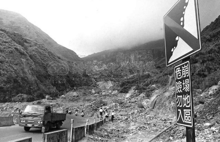 1986年陽明山區發生一場大山崩，沖毀了馬槽橋的前身。