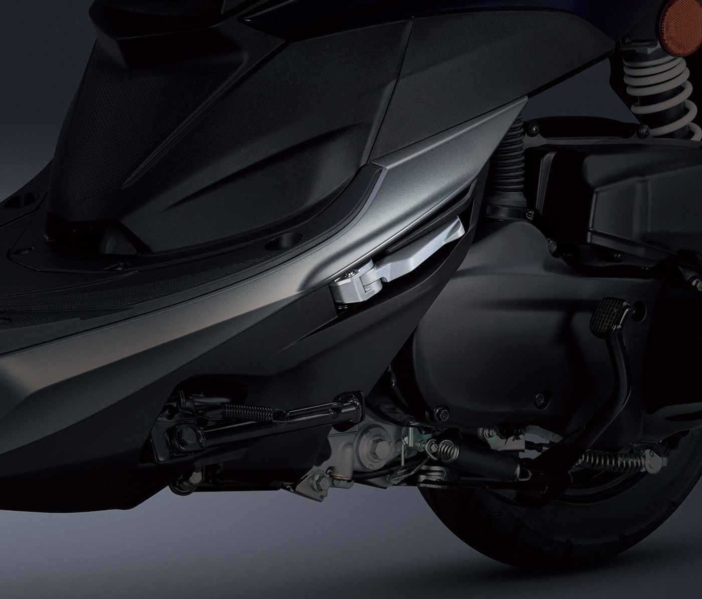 自動彈開式後腳踏板,輕碰一下自動彈開、舒適好用