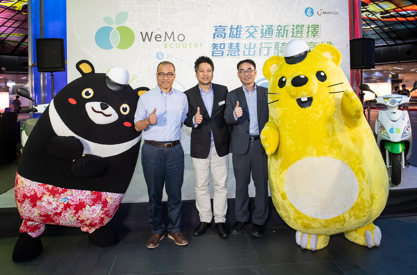 (左起)高雄熊、高雄市副市長葉匡時、威摩科技執行長吳昕霈、高雄市政府交通局局長鄭永祥及高捷哈比一起為今日活動合影留念