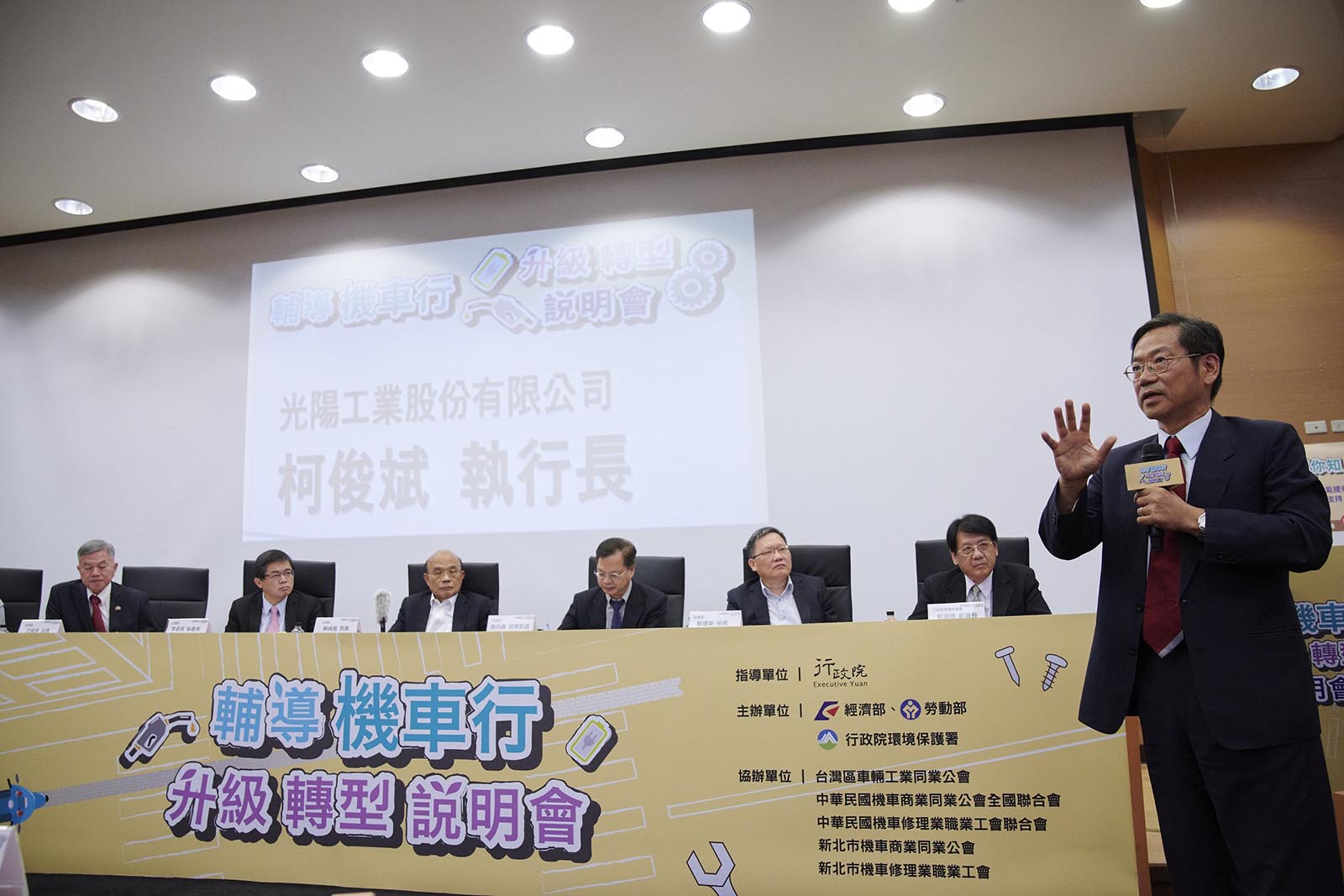 柯俊斌向蘇貞昌院長陳請將貨物稅調降為0。