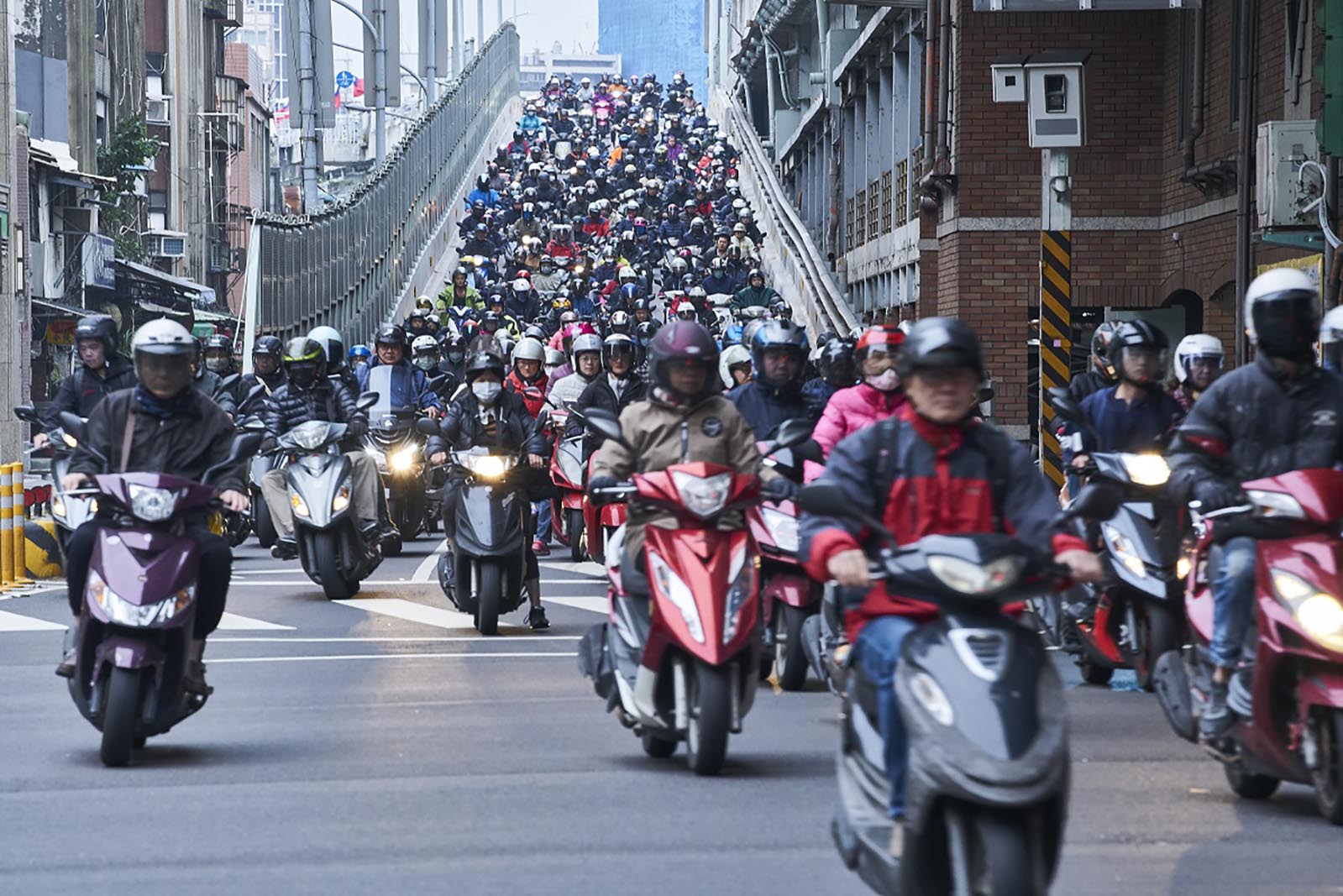 機車是庶民交通工具，高嘉瑜 邱志偉立委紛紛向政府喊話，稅制需跟上時代更應油電平權