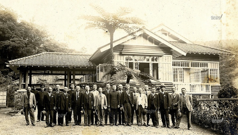 此為今日中山樓旁的草山御賓館完工照，是為了給裕仁皇太子來台休息所建，目前已年久失修荒廢。　照片取自生活多寶格