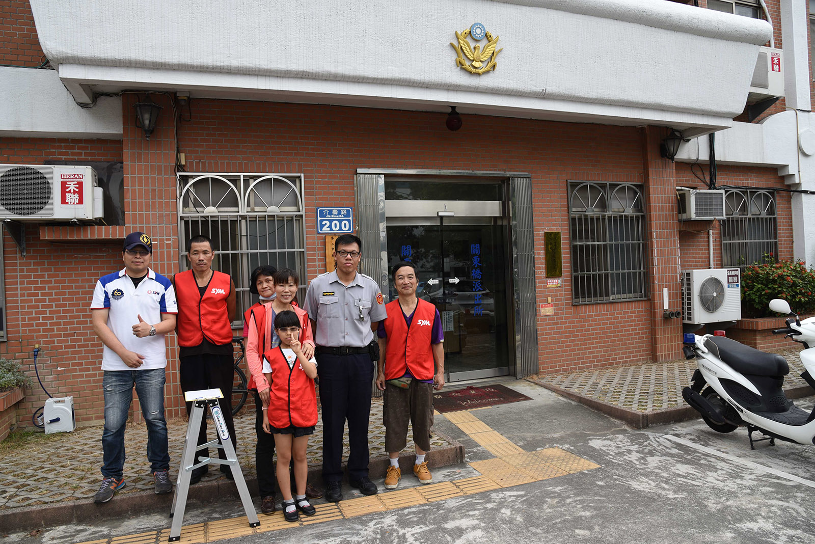 三陽志工「警察節公益志工活動」到關東橋派出所附近道路擦拭反光鏡,受到警察人員讚同