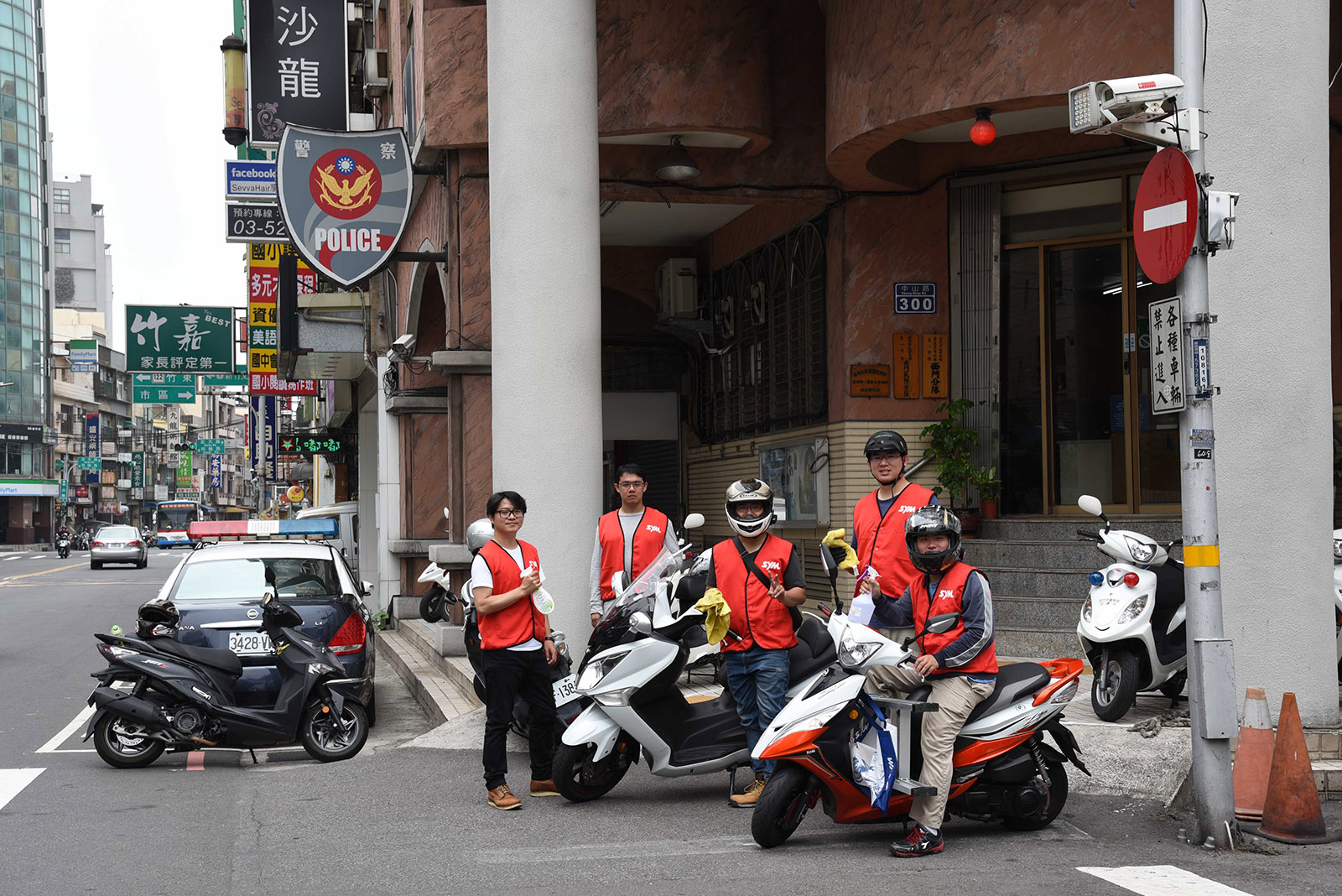 三陽志工到西門派出所周邊清潔道路反光鏡,打造更安全、友善的交通環境