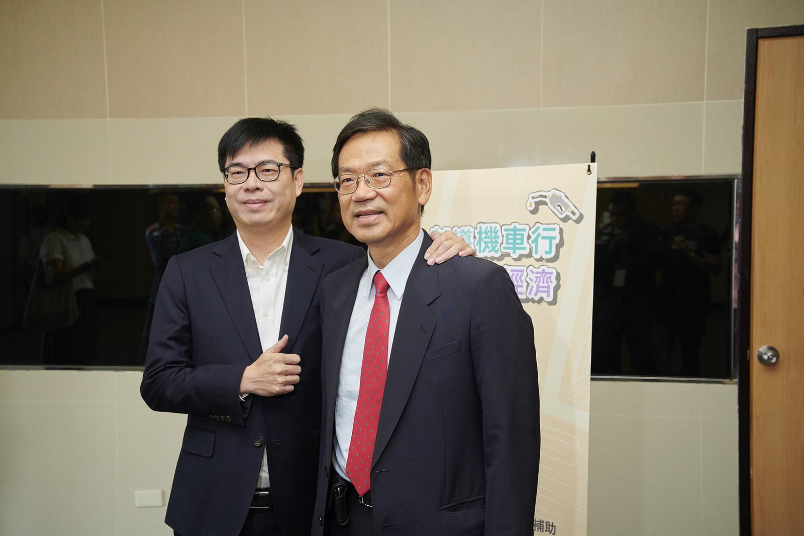 車輛公會主委柯俊斌不斷向政府各層級溝通，反應免徵貨物稅為廣大庶民減輕負擔