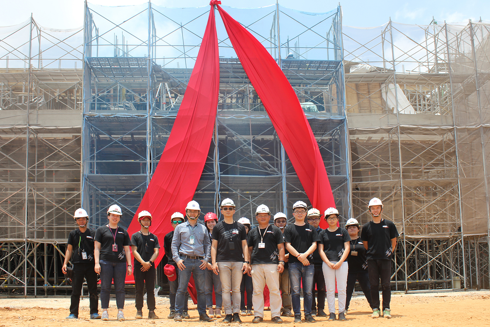 麗寶國際賽車場長官與工程團隊於建物前合影